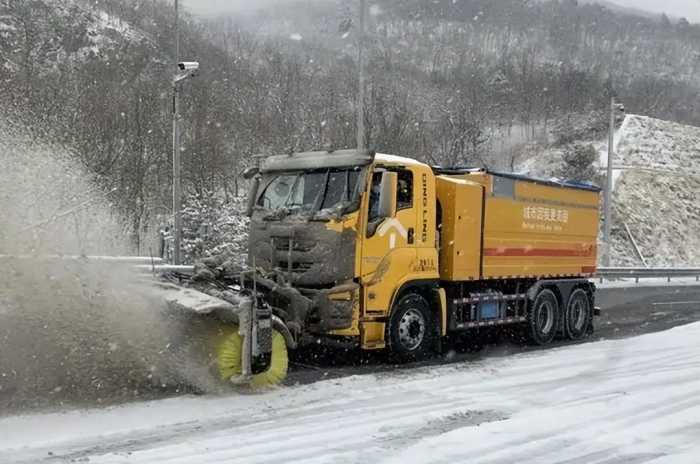 闹大了！央媒犀利评论辽宁28亿外包扫雪，涉事公司被扒、摊大事了