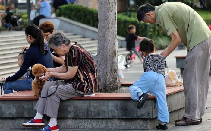 得知女儿肚子里是继父的孩子，母亲朝丈夫冲了过去！