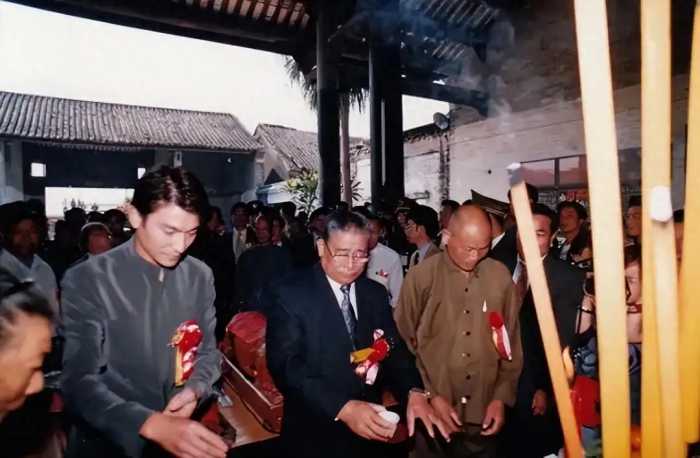 七位港星的认祖归宗场面，张学友找不到祠堂，刘德华令家乡沸腾