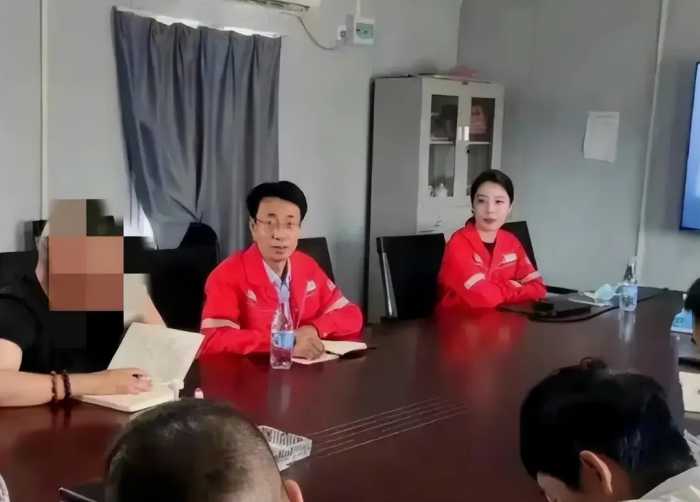 广东“车震门”后续：光屁股狂奔的干部被撤职，女教师被赶出家门