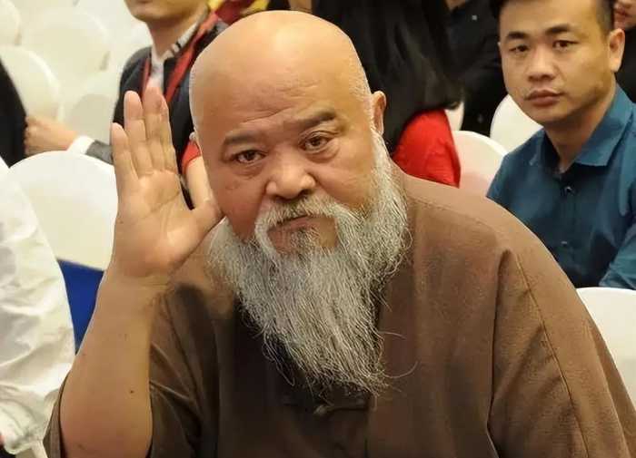 演员李琦不顾医生劝阻，每天2包烟，顿顿8两白酒，今身体状况如何