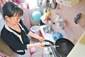 被遗忘的30万香港人，一家三口人住7㎡“老鼠窝”，在马桶旁吃饭